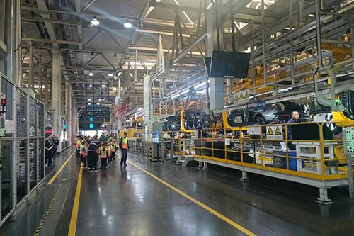 金山小學(xué) 兩江人民校園記者團(tuán)開(kāi)展青少年研學(xué)活動(dòng) 走進(jìn)長(zhǎng)安汽車(chē)智慧工廠探訪科技奧秘