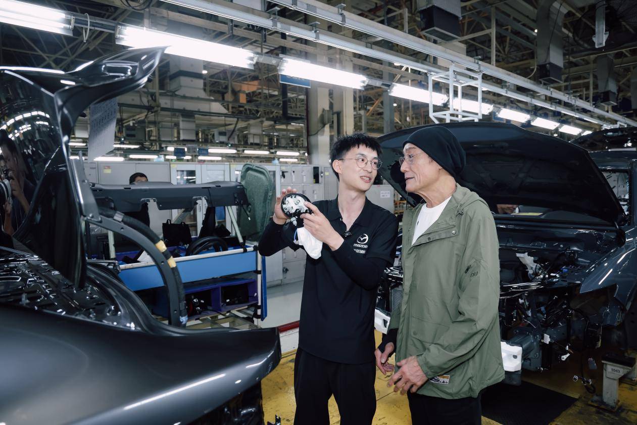影帝梁家輝首次走進(jìn)長(zhǎng)安馬自達(dá)南京工廠,MAZDA CX-50行也HEV正式下線
